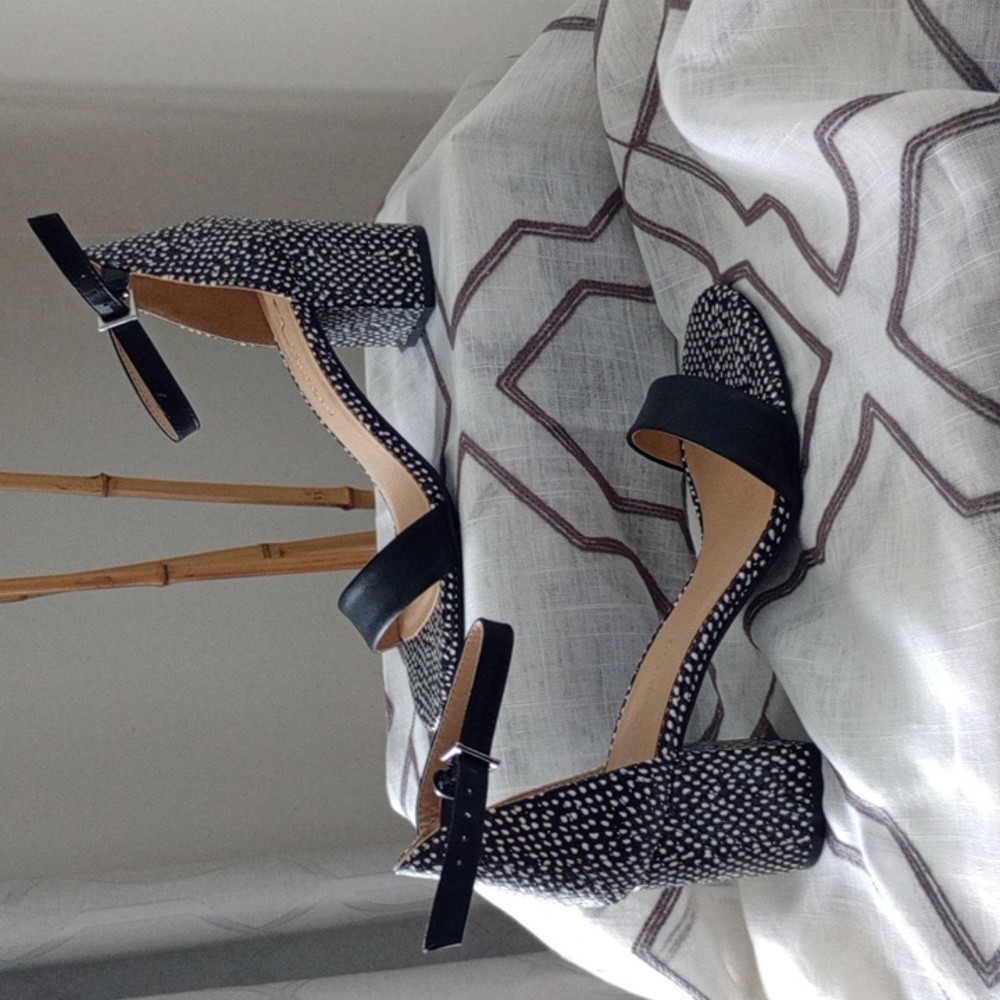 Women's brand new CL by Laundry black and white sandals